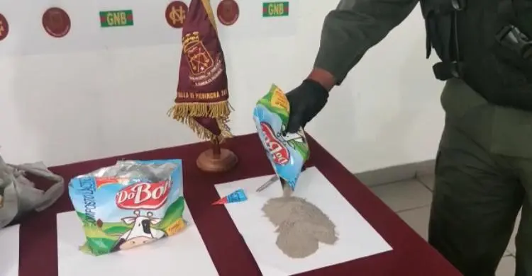 Detuvieron a hombre que empacaba bolsas de arena y las vendía como leche