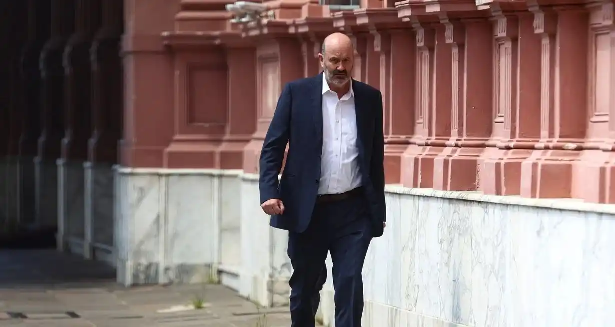 Federico Sturzenegger camina los pasillos de la Casa Rosada, a la espera de ser confirmado en el Gobierno. Foto: REUTERS / Matías Baglietto / Archivo.