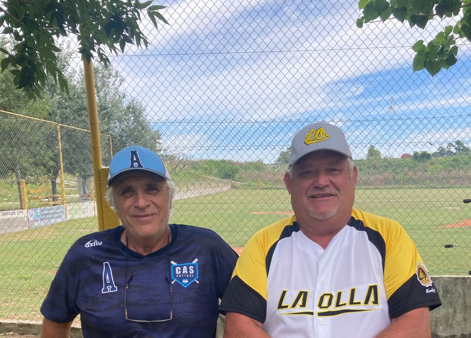 Ricardo Cargnel, excelencia de Sóftbol mundial, estuvo en La Olla con clases de bateo, juego y enseñanzas para la competencia. En la gráfica junto a Jorge Cabral