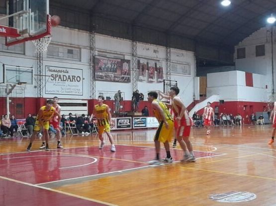 El León venció 77 a 64 a Libertad.Foto:Basquet Total