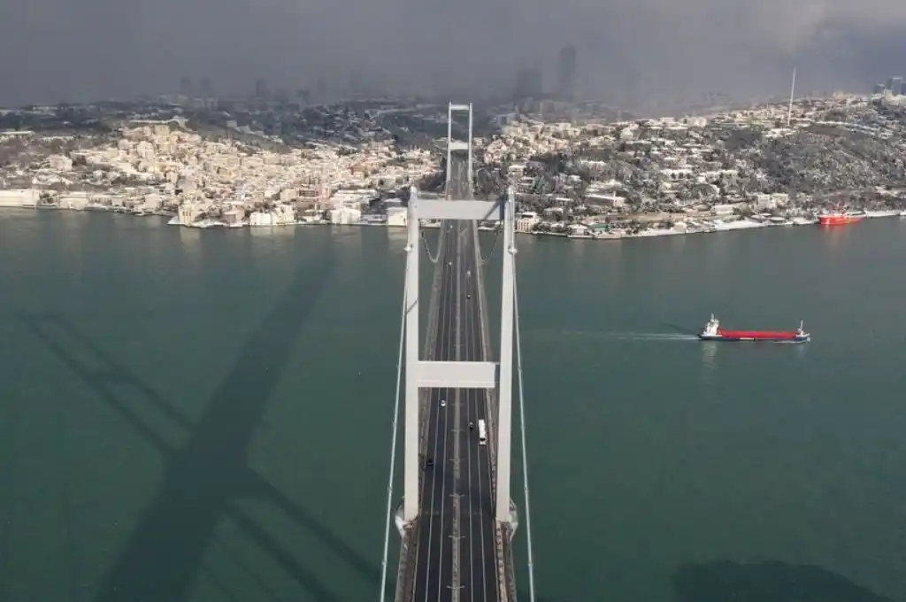 Turquía reabre el estrecho del Bósforo tras neutralizar una mina