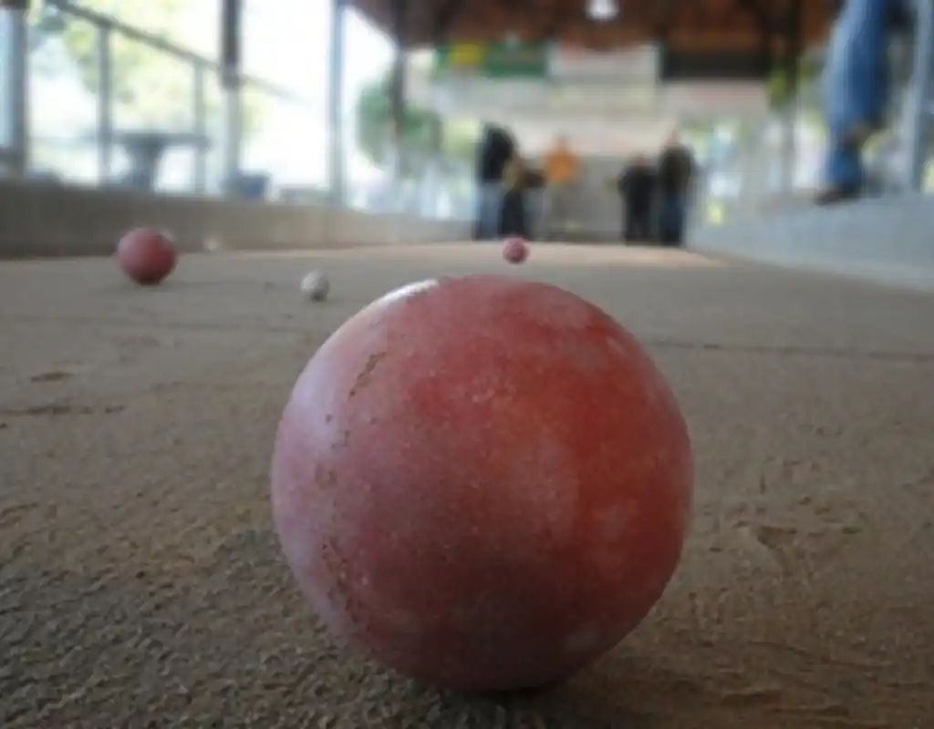 El joven ciego que juega a las bochas