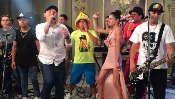 El Pepo fue a la mesa de Mirtha y le hizo "tirar unos pasos" a Tini Stoessel