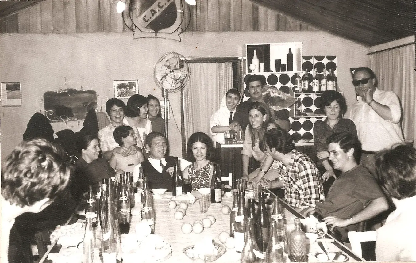 Eva Machado en la celebración de su compromiso, junto a amigos y compañeros