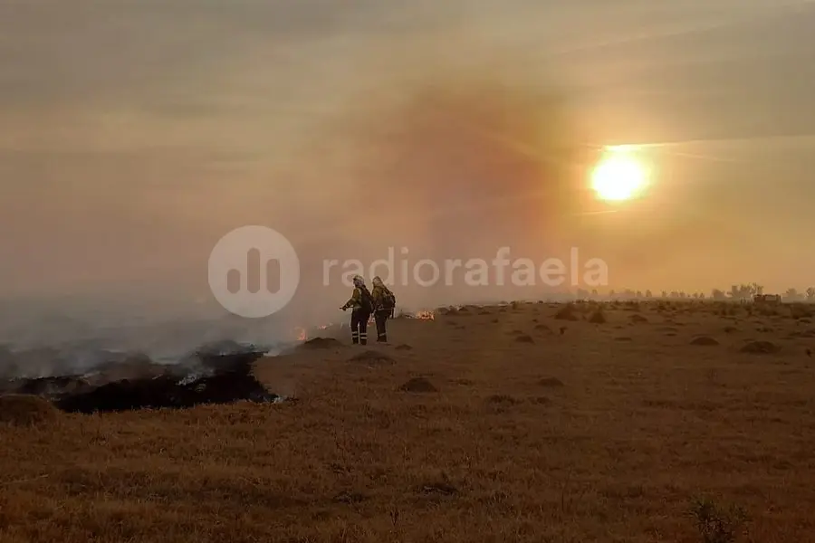 Grave incendio en Bella Italia con una importante quema de pastizales