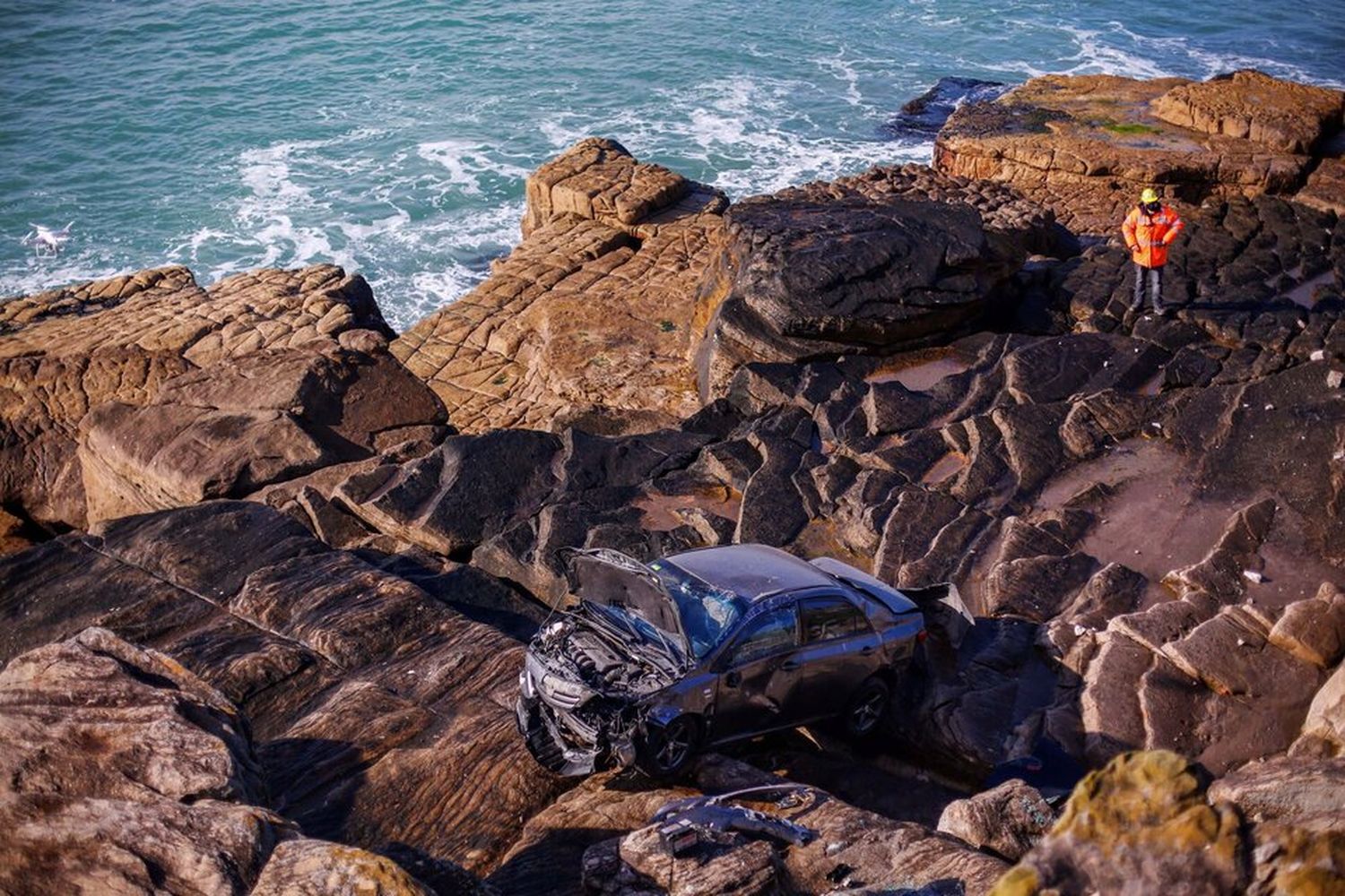 Mar del Plata: perdió el control del auto y cayó desde un barranco