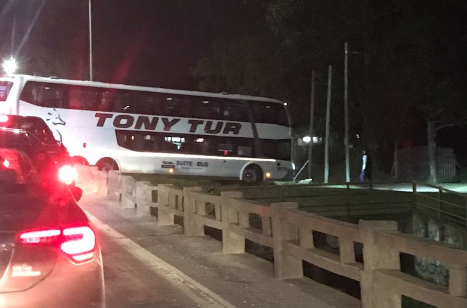 Video: tensión en La Florida por el ingreso de vehículos al barrio tras el corte en la Autovía 2