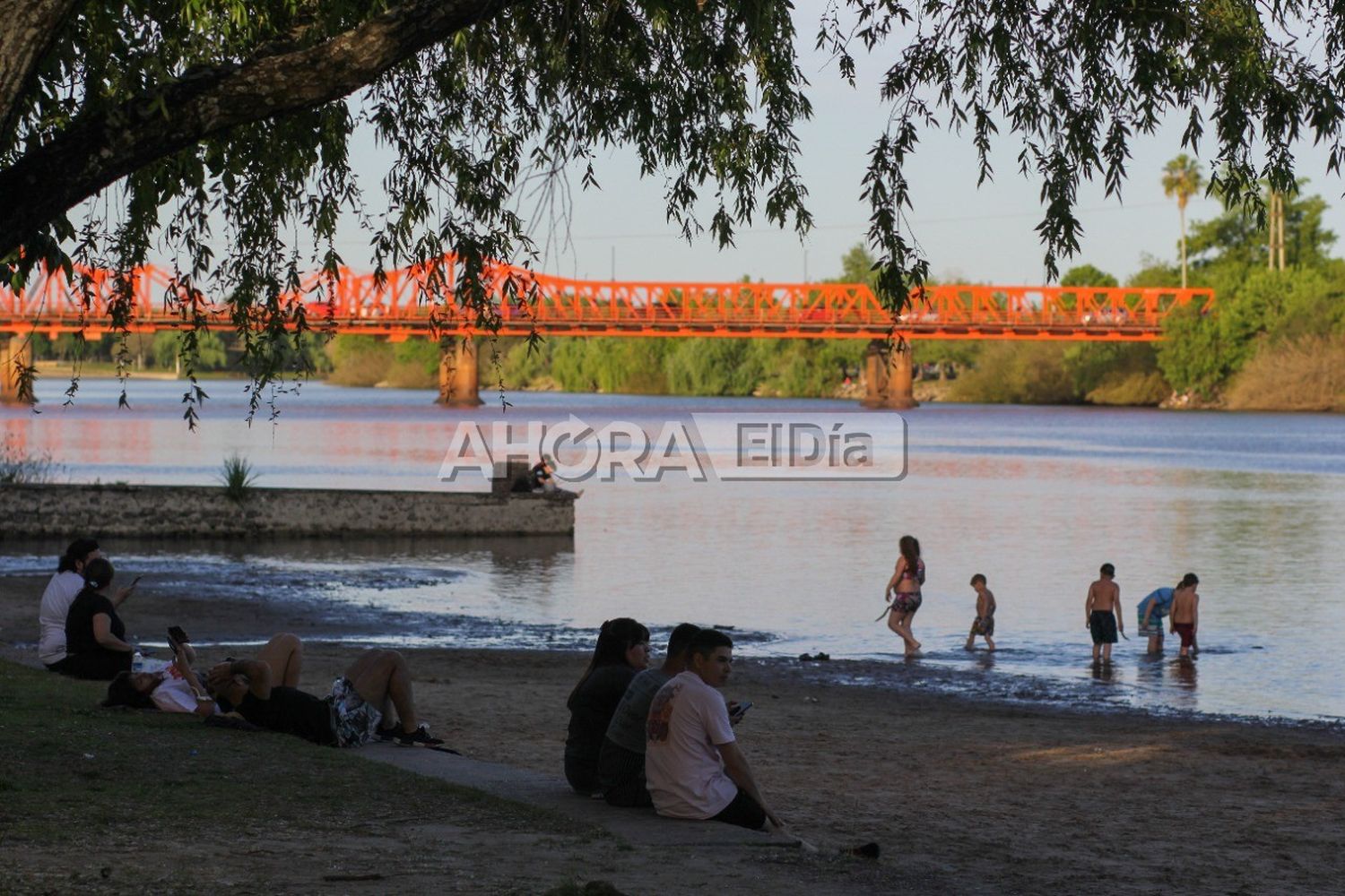 Rescate heroico: un grupo de guardavidas salvó a dos niñas y a su padre de ahogarse en la Playa del Puente