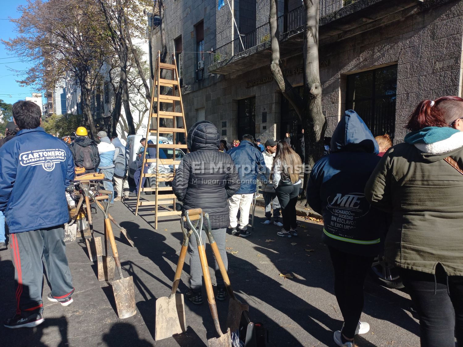 Organizaciones sociales se manifestaron frente al Municipio y pidieron la intervención del Intendente.