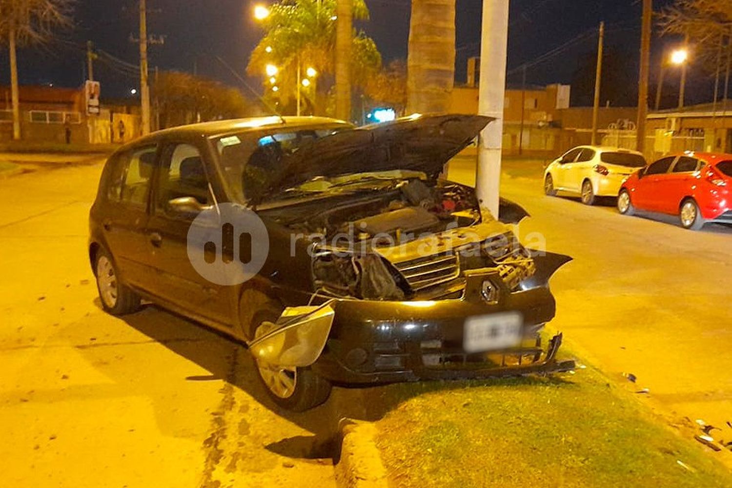 Sacó la mirada un segundo del camino y se estampó contra una columna de luz