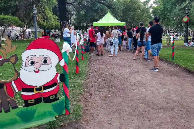 Se acerca la Navidad y podés adquirir los regalos en la Plaza Navideña