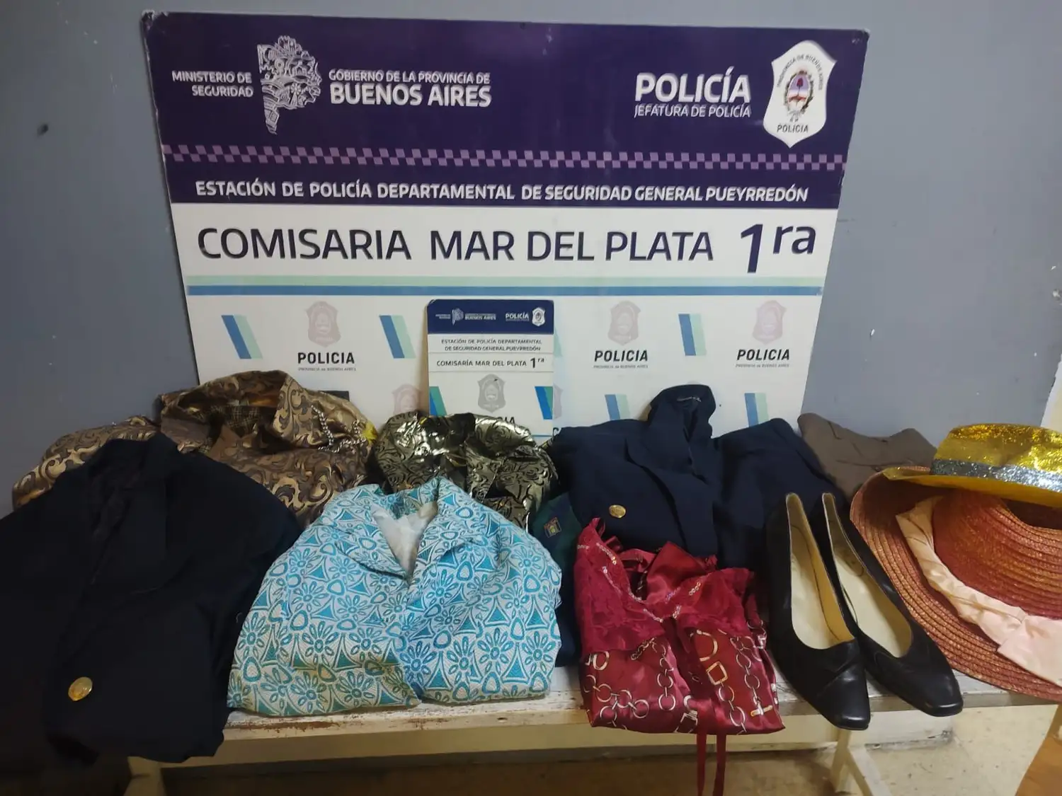 En el lugar del robo, el malviviente dejó olvidado un cúter rojo, utilizado para cometer el ilícito.