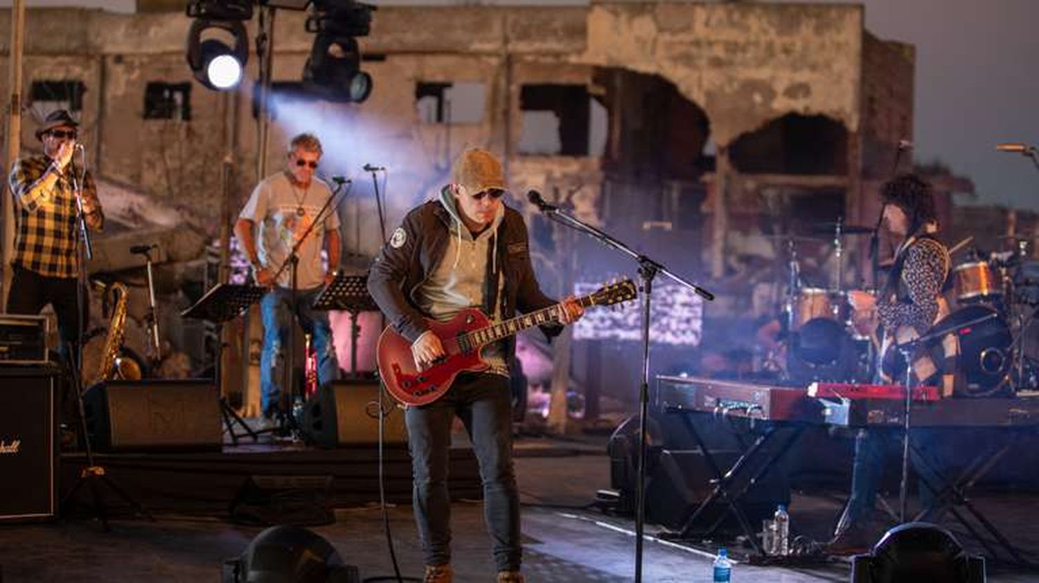 El Indio Solari sorprende con dos estrenos en masivo show virtual de su banda acompañante