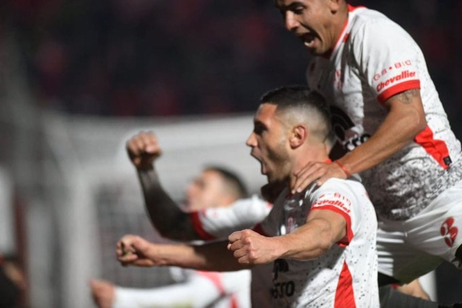 Martínez festeja el agónico gol de la victoria.