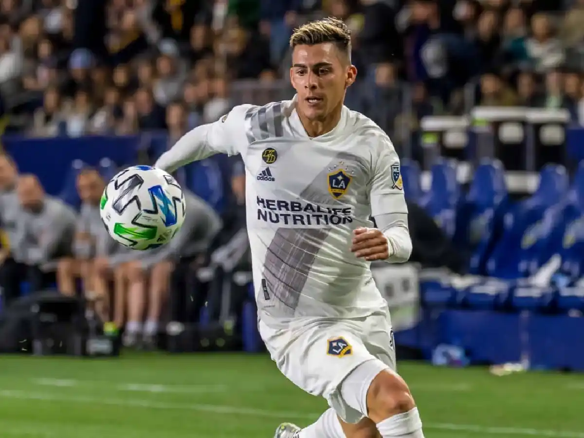 Los Ángeles Galaxy quiere comprar a Pavón