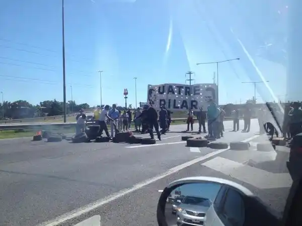 Uatre corta rutas en diversos puntos del país