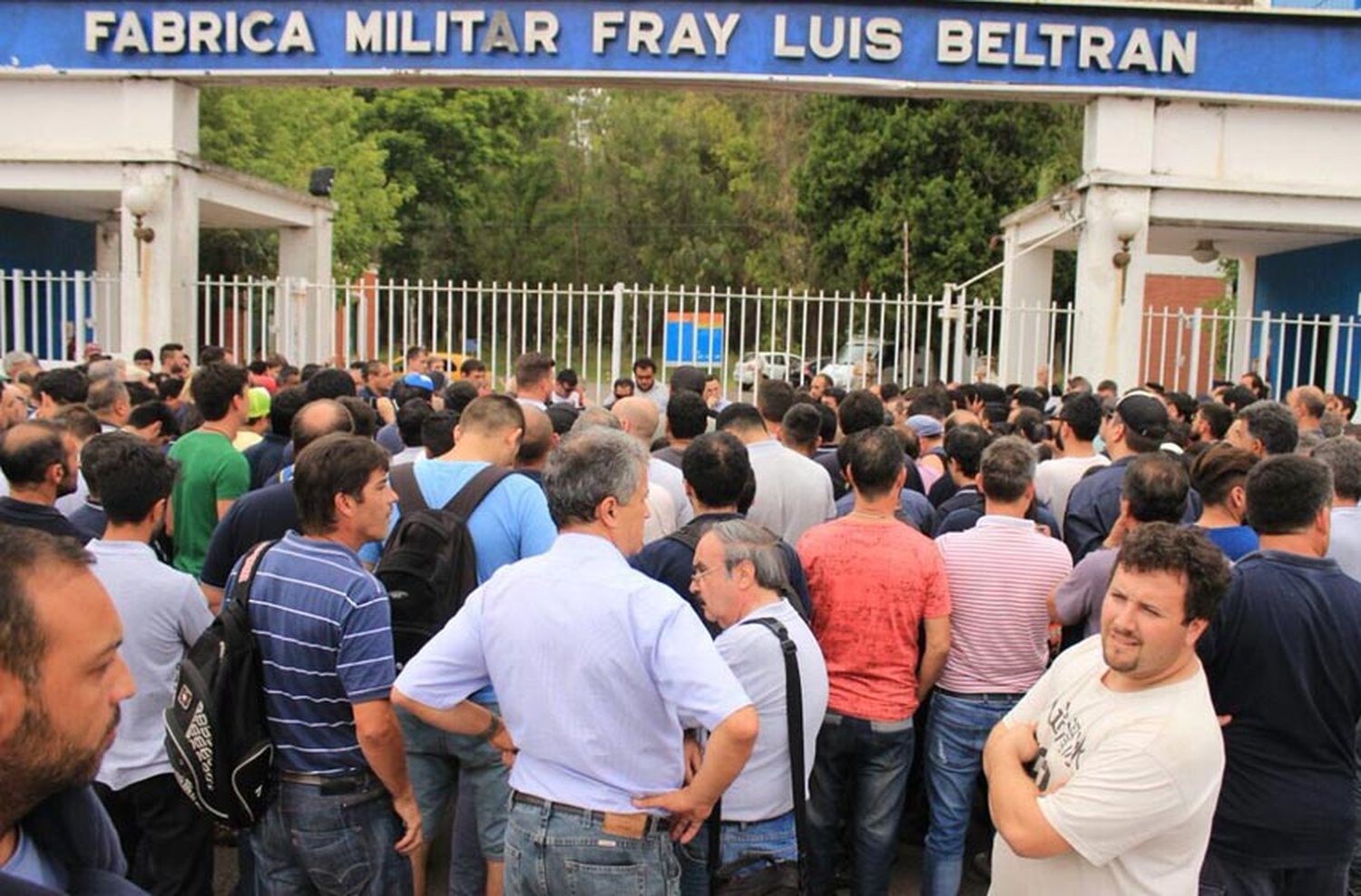 Manifestación en la Fábrica Militar ante los despidos