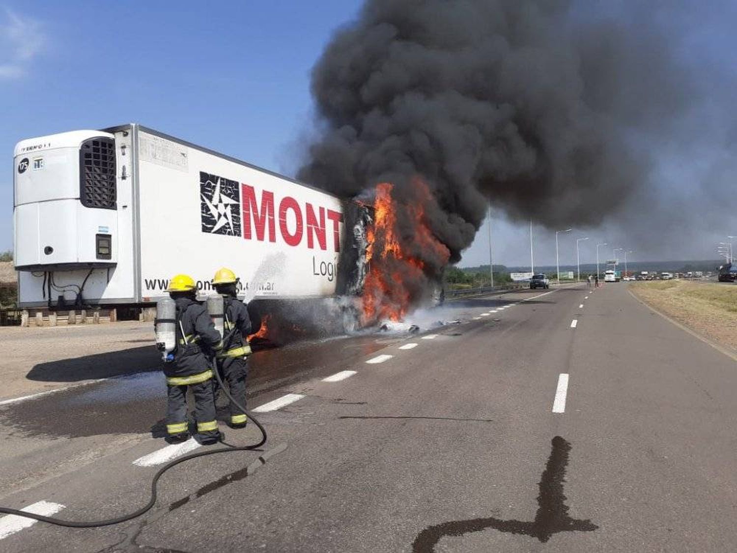 Un semirremolque tomó fuego sobre la ruta 14