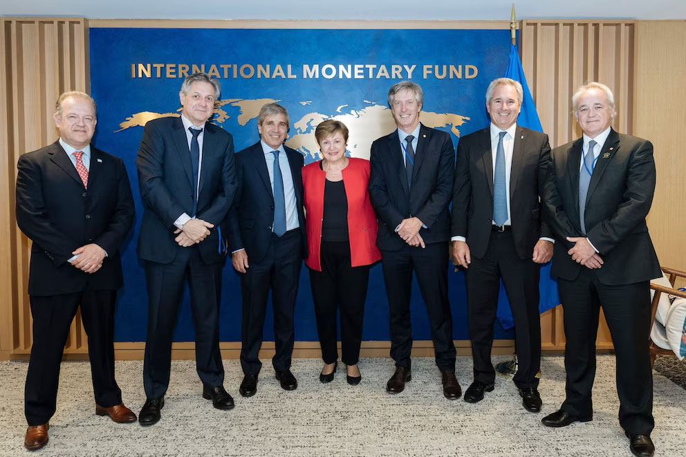 El Gobierno acordó con el FMI que la revisión de metas sea a fines de julio y tendrá más tiempo para acumular reservas