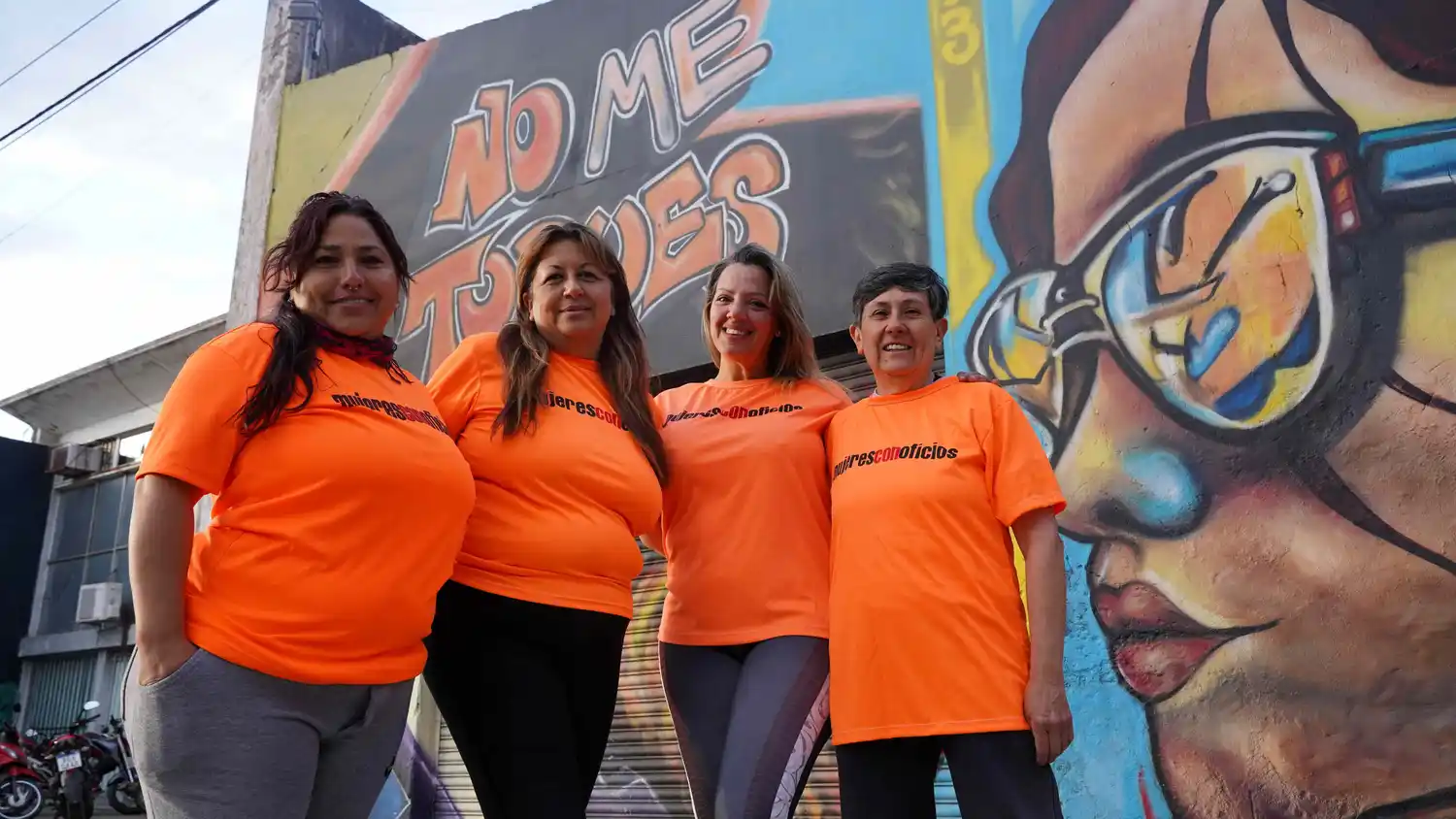 Sandra Bulacio, (segunda de la izquierda), junto a las integrantes de Mujeres por Oficio, en la búsqueda de lograr el apoyo para el Premio Abanderados 2025