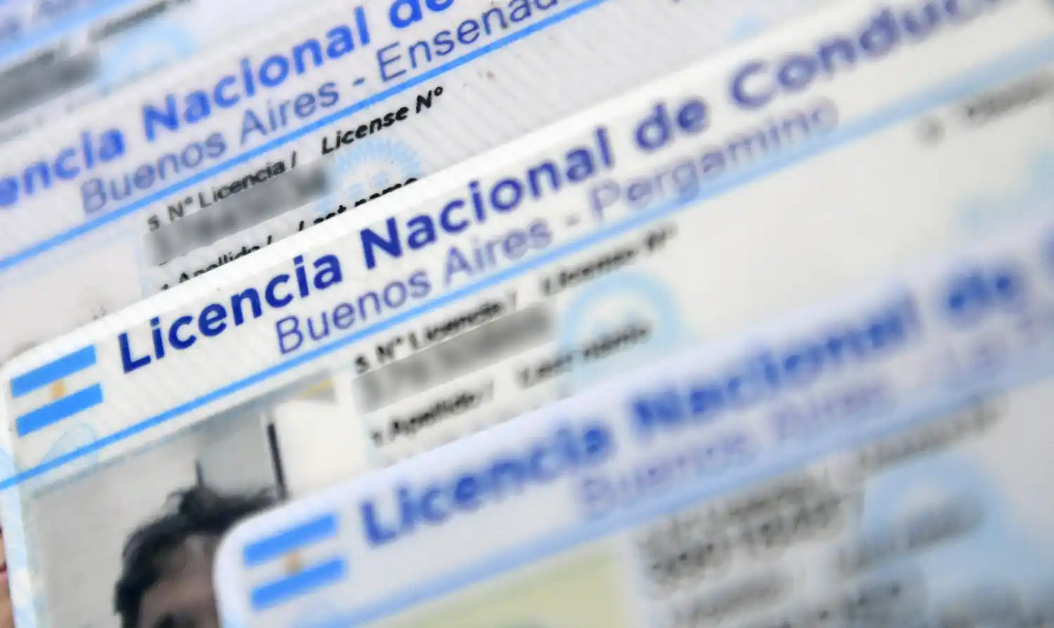 Por falta de materia prima el Ministro de Transporte de la Provincia firmó un decreto que será válido hasta mediados de octubre para que los bonaerenses puedan utilizar su carnet digital desde la aplicación "Mi Argentina".