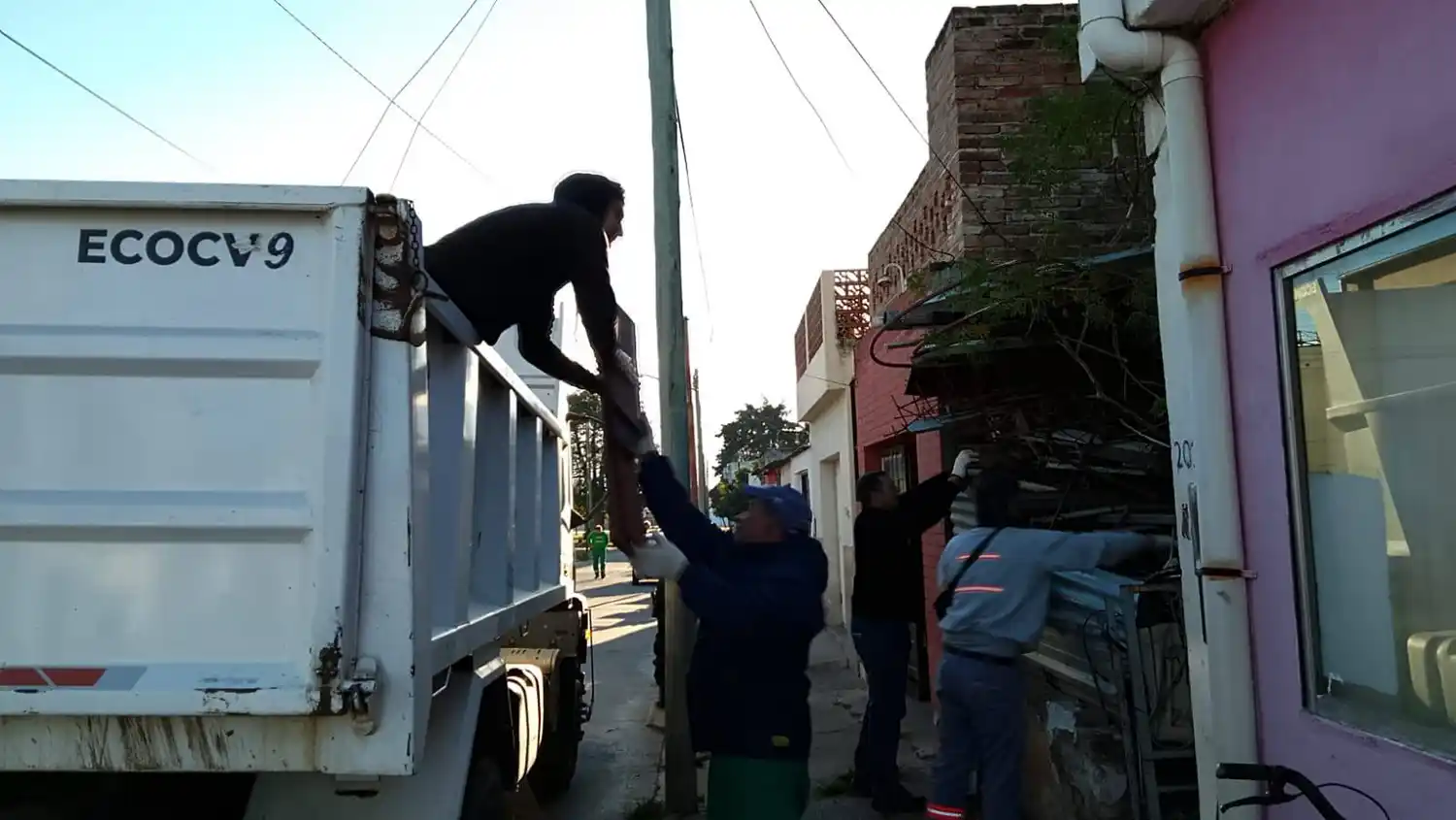 Tras seis meses de trabajo, realizaron una intervención integral en barrio 17 de Octubre y retiraron ocho toneladas de residuos - 1