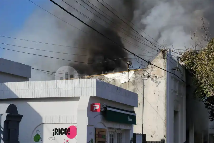 Impresionante incendio en una vivienda del Barrio Mosconi: ¿qué se sabe hasta el momento?