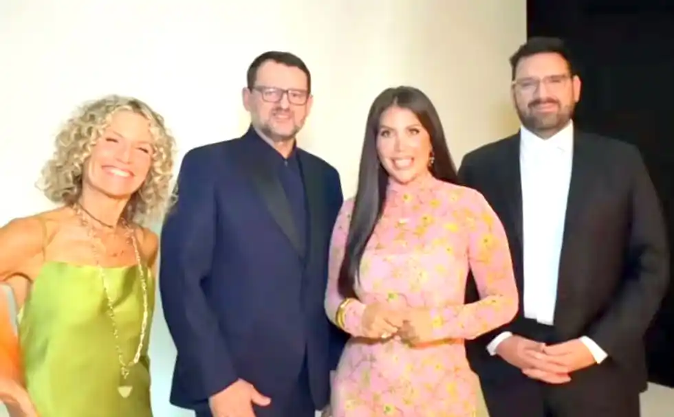 Todo listo. La conductora junto a los integrantes del jurado