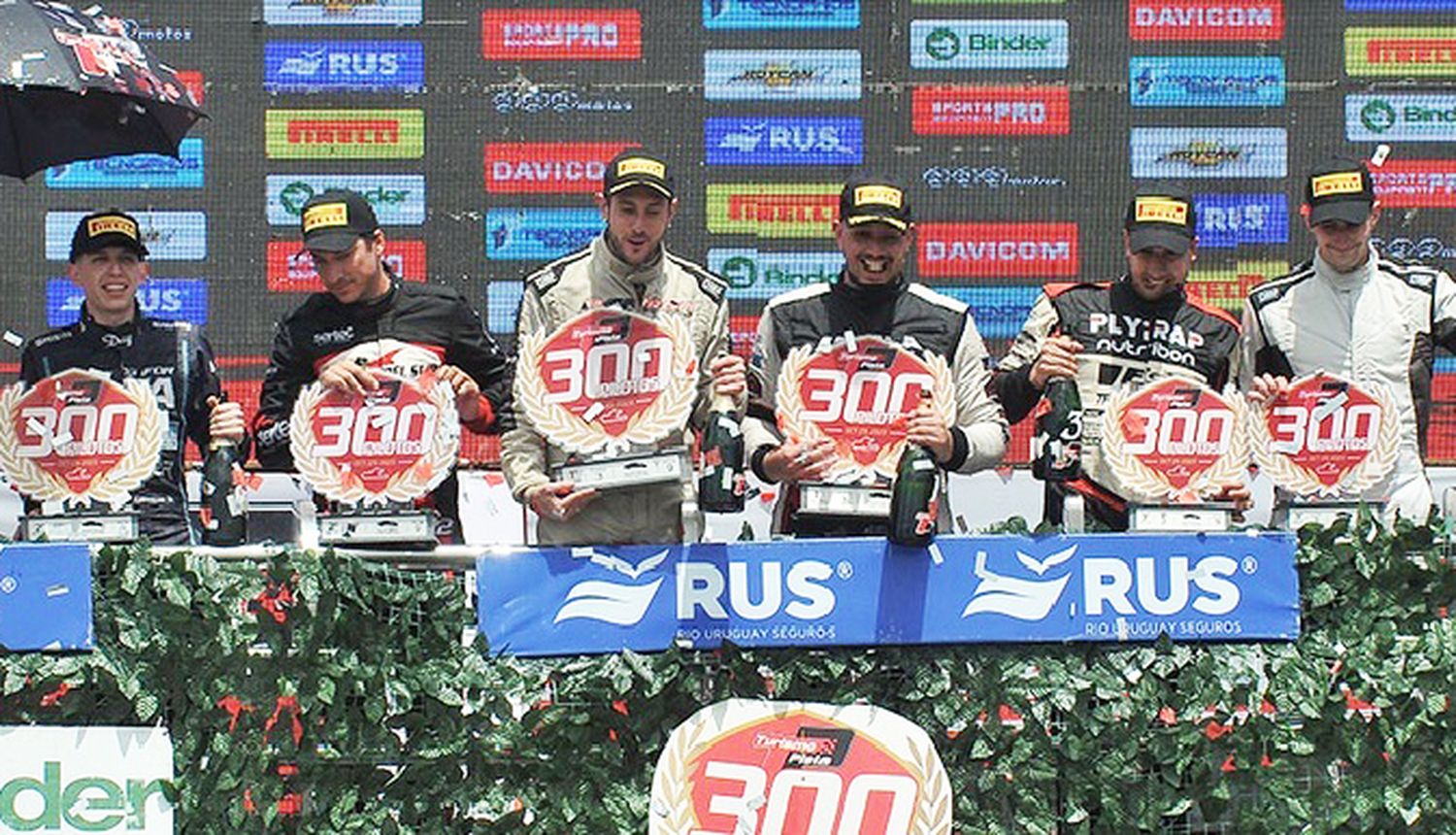 Momento de felicidad. Exequiel Bastidas, Juan Pipkin, Luciano González, Emanuel Abdala, Ever Franetovich y el necochense Martin Chico en pleno festejo de la Clase 3, del Pista en La Plata