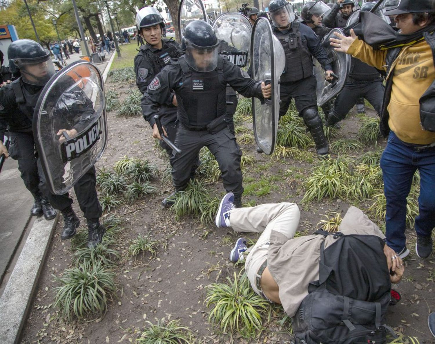 Tensión e incidentes en el acampe de los movimientos sociales en el centro porteño