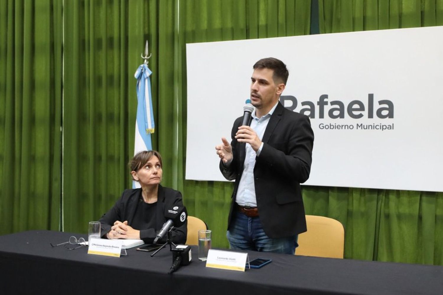 Silvina Alejandra Bravino, secretaria de Hacienda y Finanzas junto a Leonardo Viotti, intendente de Rafaela