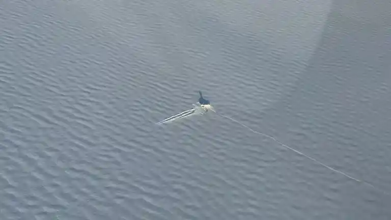 Así quedó la avioneta sobre el lago congelado.