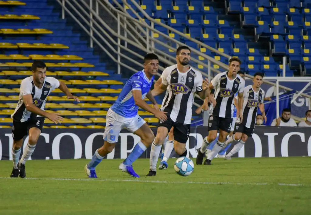 El Estudiantes cordobés y Platense son los finalistas