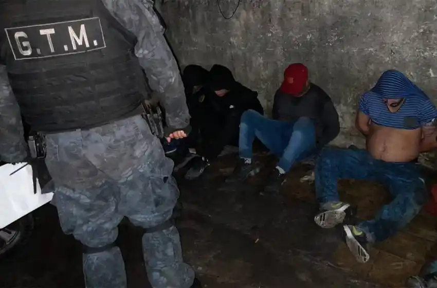 Llamaron a la Policía porque escucharon disparos y detuvieron a 4 hombres con armas de fuego