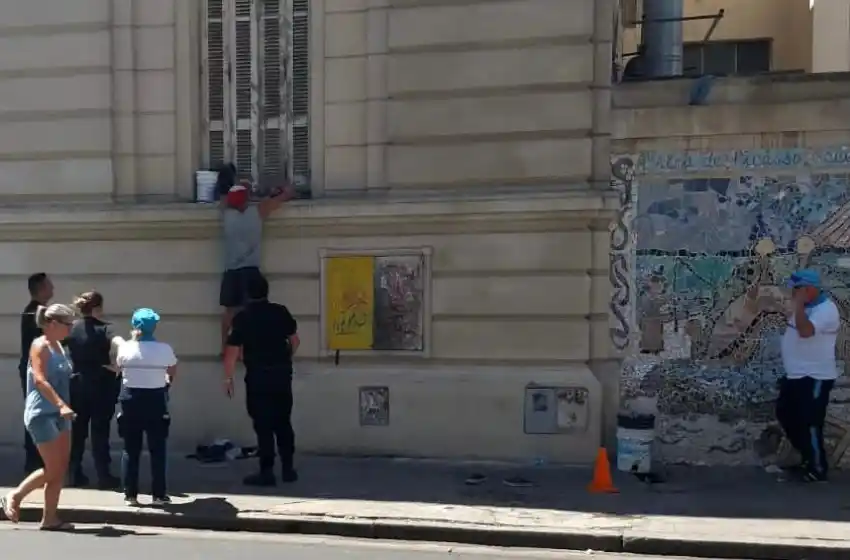 Detuvieron a un cuidacoches en pleno centro tras extorsionar y amenazar a una vecina