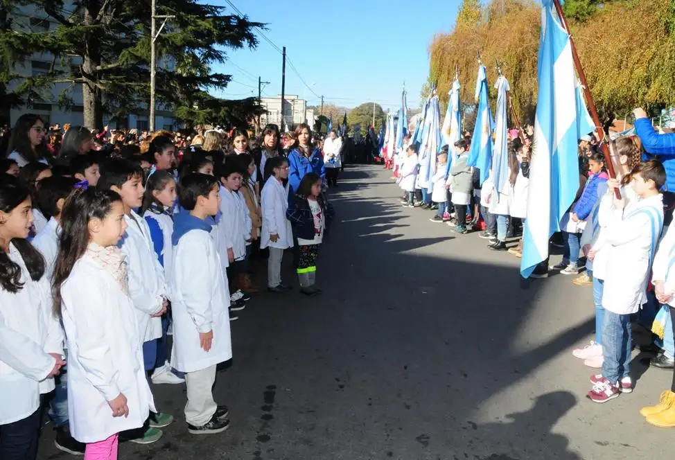 Bajo el tibio sol otoñal, la  comunidad homenajeó al general Manuel Belgrano