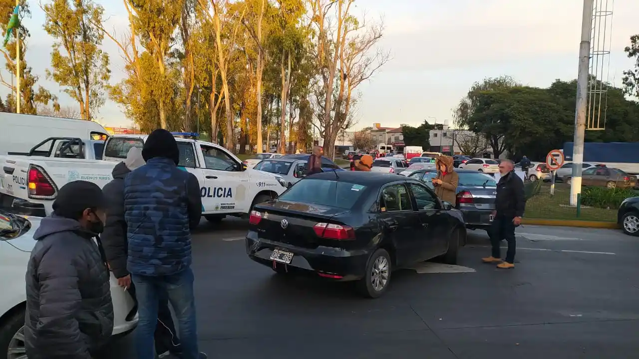 Remiseros cortaron la bajada de la autopista Buenos Aires- La Plata: Reclaman vacunas y eximiciones de pago
