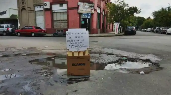 Insólito: En Bahia Blanca invitan a un "concurso de pesca" en un bache