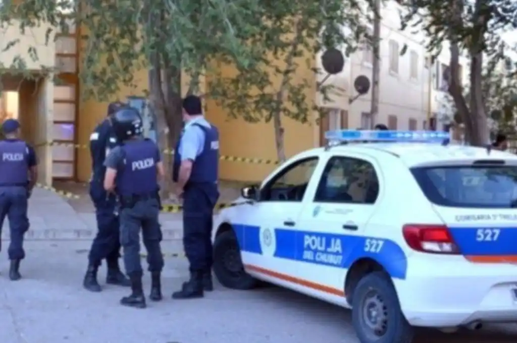 Ex policía agredido por sus vecinos