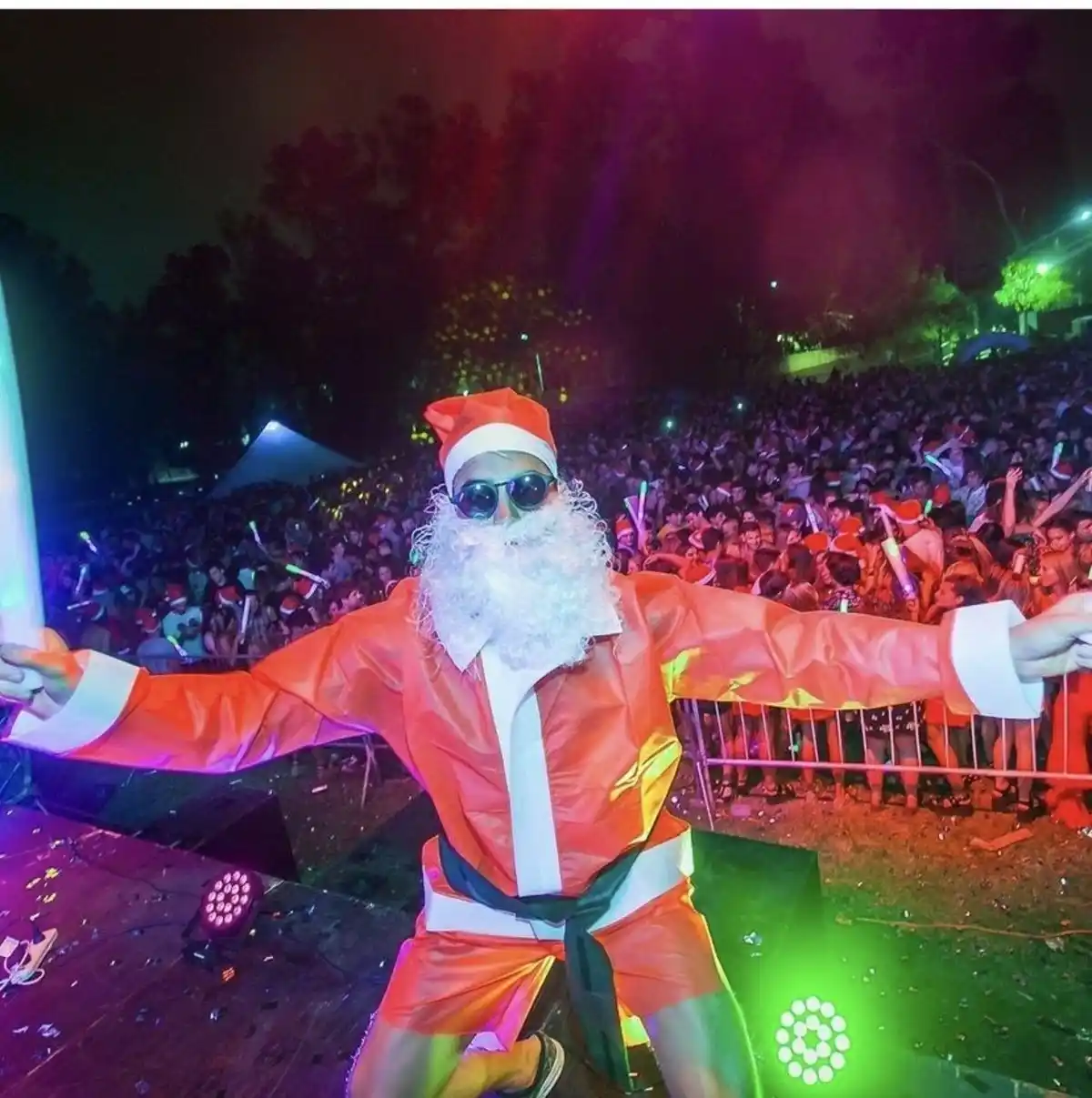 papa noel de fiesta hasta el amanecer