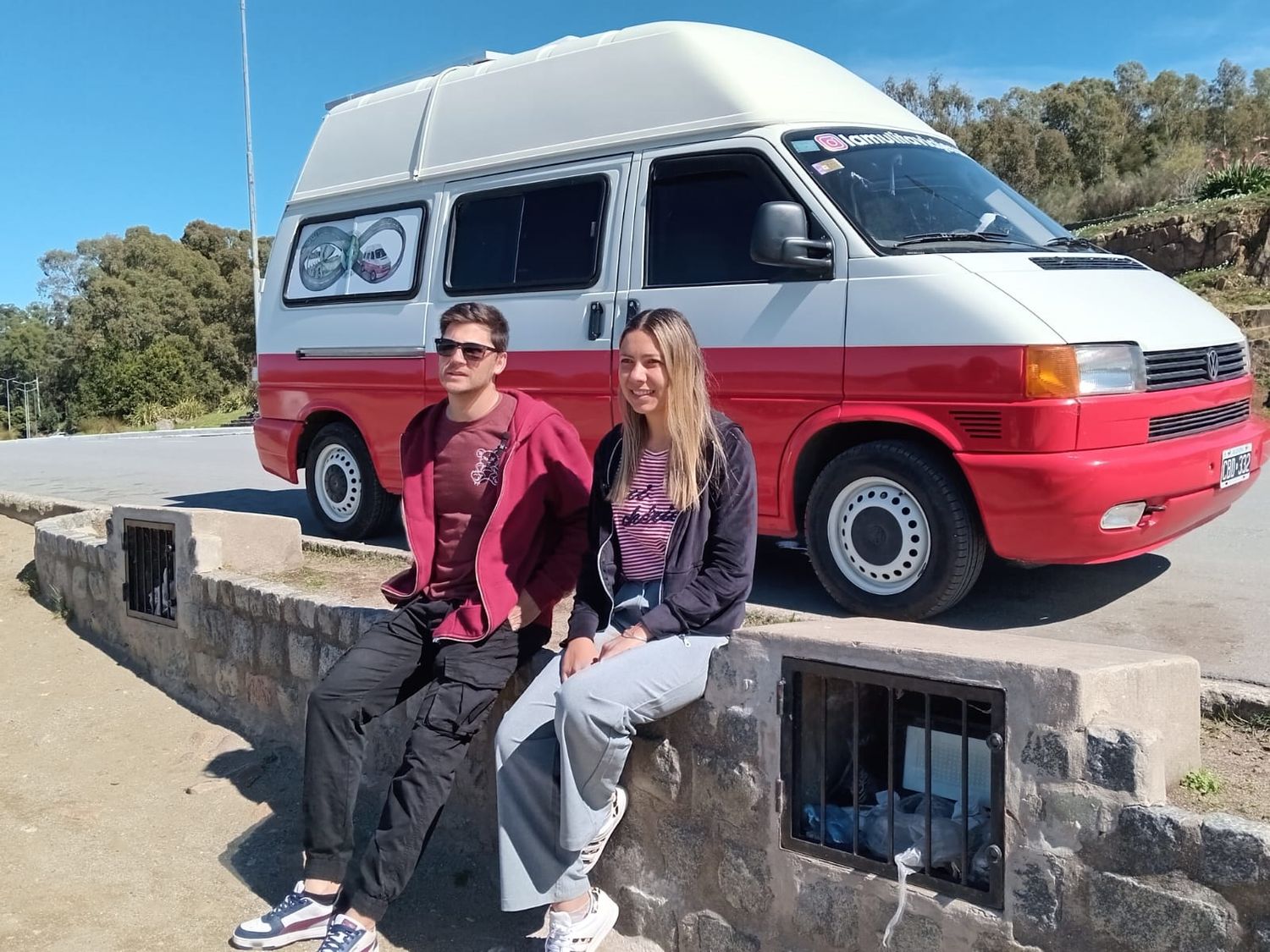 Nahuel y Josefina, los aventureros tandilenses que recorrerán el continente en combi.