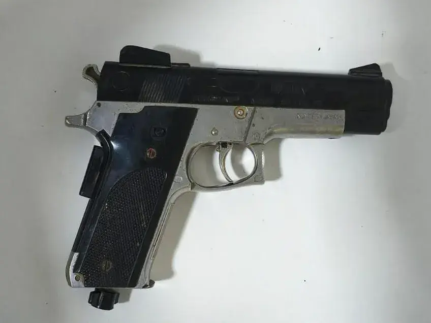 Hallaron una réplica de pistola entre las pertenencias de un alumno en una escuela de San Guillermo