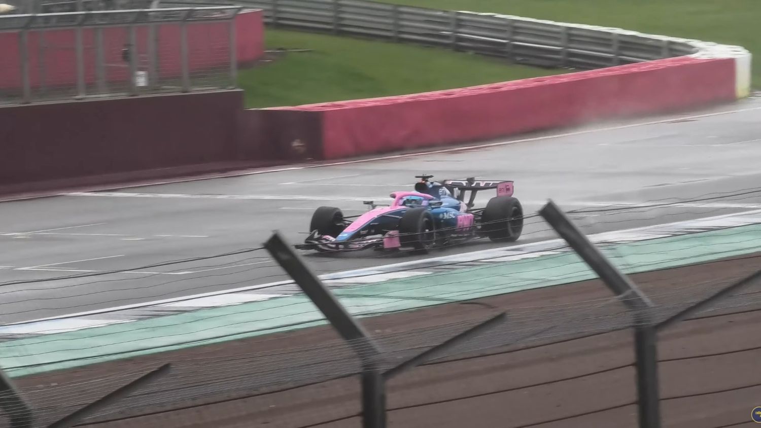 Con la apariencia del A525, el nuevo Alpine rodó en Silverstone