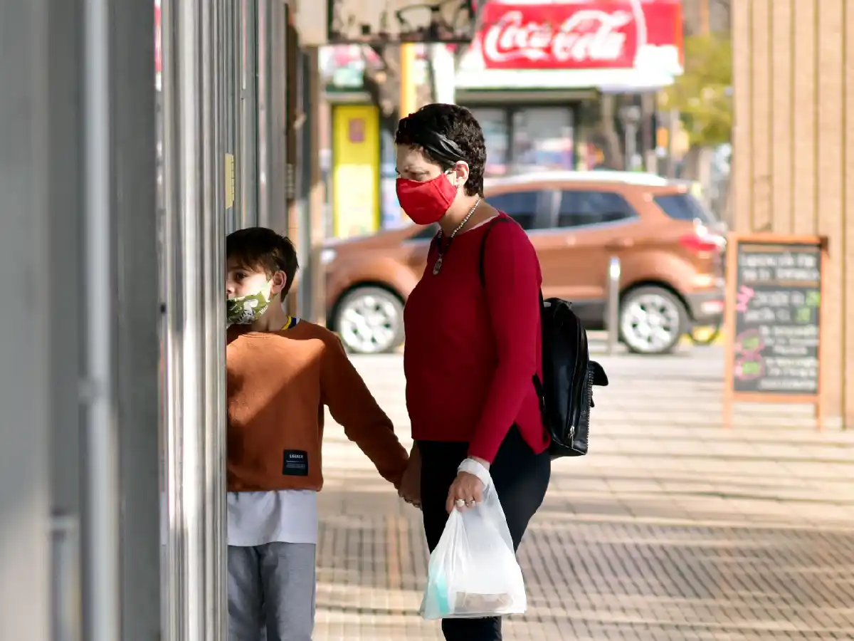 Los comercios pierden por el miedo al contagio en la calle  