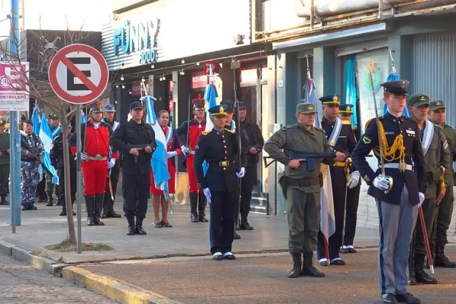 Uno de los momentos más esperados, el desfile cívico militar.