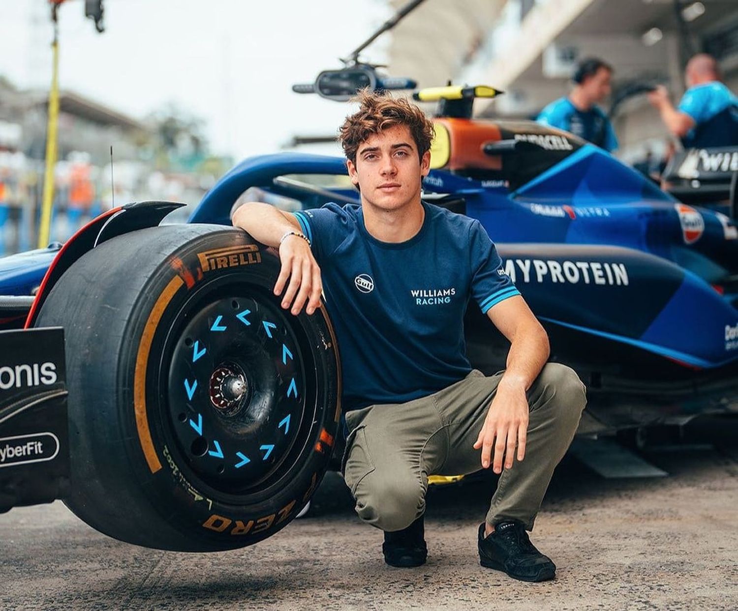 El argentino con el auto que probará en el rookie test de Abu Dhabi (Instagram).