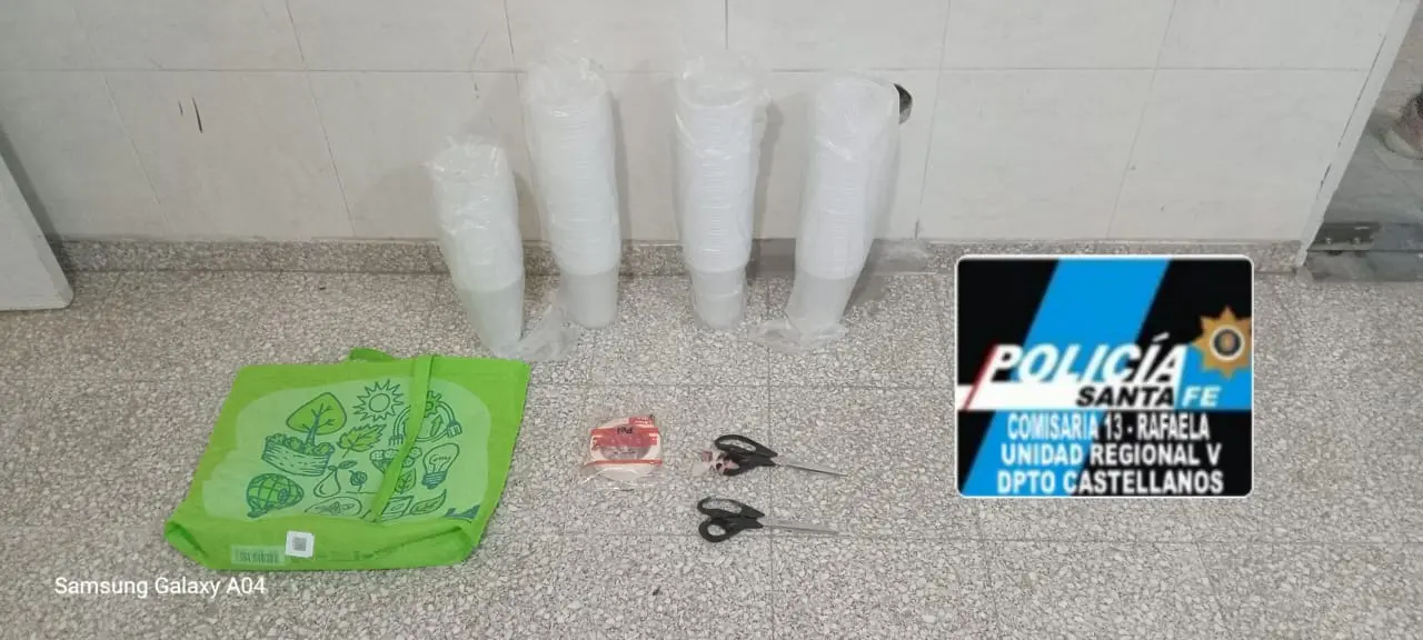 ¿Se estaba equipando para el finde? Rompió un vidrio para llevarse más de 170 jarras plásticas