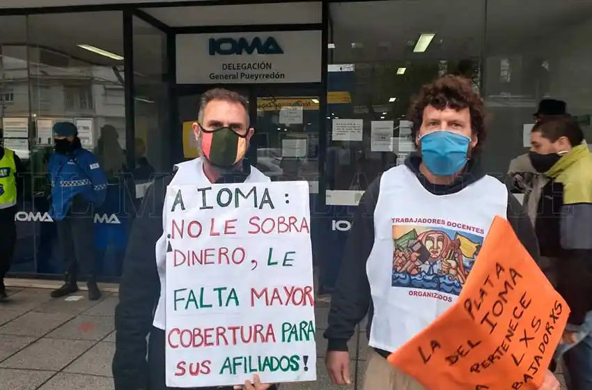 Docentes trasladaron el reclamo en la sede de IOMA
