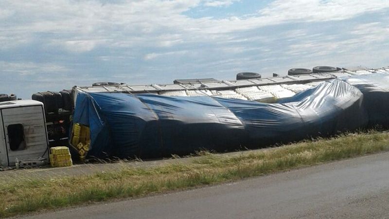 Camión cargado con yerba volcó en el cruce de las Rutas 32 y 127