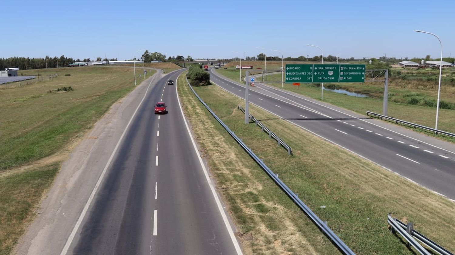 Un camión de combustibles volcó en la autopista Rosario-Santa Fe